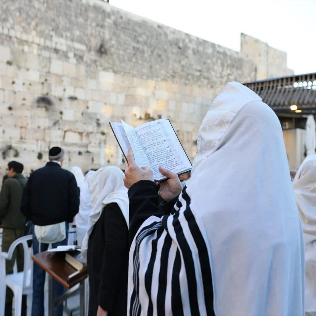 background of אמונה